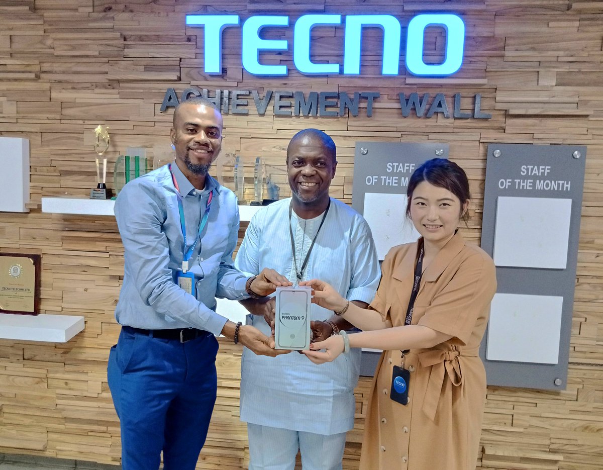 TECNOMobileNG's tweet photo. One of the winners from our #Phantom9Experience competition, Oluwadamilola Adeduro sent his dad to pick up his brand new Phantom 9 at our office on his behalf.
Stay tuned to our page, more opportunities and prizes are available to be won by active fans. #MyPhantom9Style https://t.co/7Z65zJGyKH