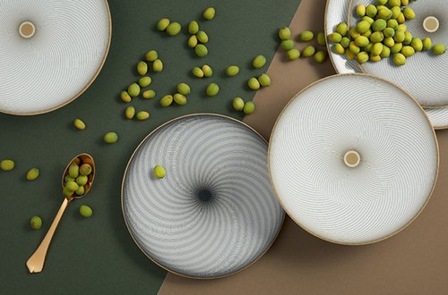 Les assiettes Oskar de Raynaud élégantes avec des motifs géométriques hypnotiques  sont sélectionnées par Decofinder.  @MaisonRaynaud decofinder.com/z1398928/Oskar…