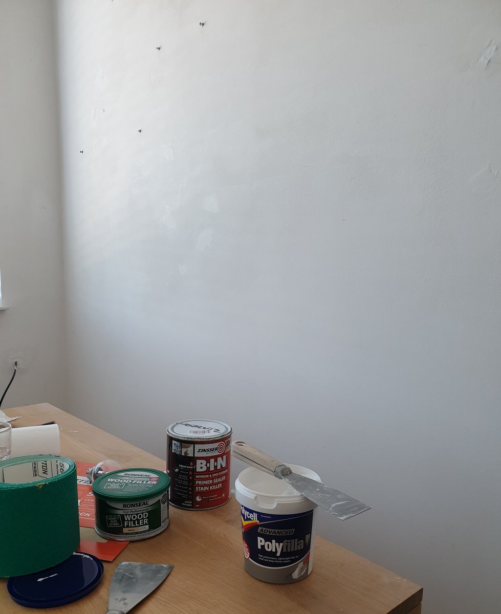 Sophie_M_Russ's tweet photo. Day full of filling and prep ✌🏼🤙🏼 #decorating #zinsser #polycell #harris https://t.co/zXML5iIvb0