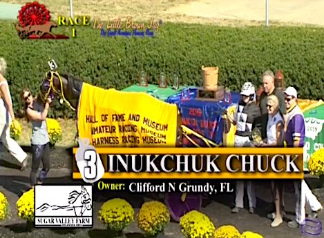 mgallo43's tweet photo. 🐴 Make that 2 driving wins out of her last 3 starts for Hannah Miller during Jug Week! Today, she guided “Inukchuk Chuck” parked the mile to a repeat victory for trainer @nsurick22 in the Hall of Fame and Museum Amateur Final @delawarefair. Congrats! #LBJ19 @HannahNic91 🇺🇸💜🐴 https://t.co/00yPlzt93r
