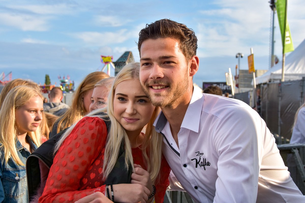 Rijnweek's tweet photo. Zanger Kafke maakte er een groot feest van tijdens zijn optreden op de Rijnweek Rhenen van 2019. Check de foto’s.

#throwback #thursday #rijnweek #rhenen #festival #gratis #zanger #kafke https://t.co/M4sYXYSvra