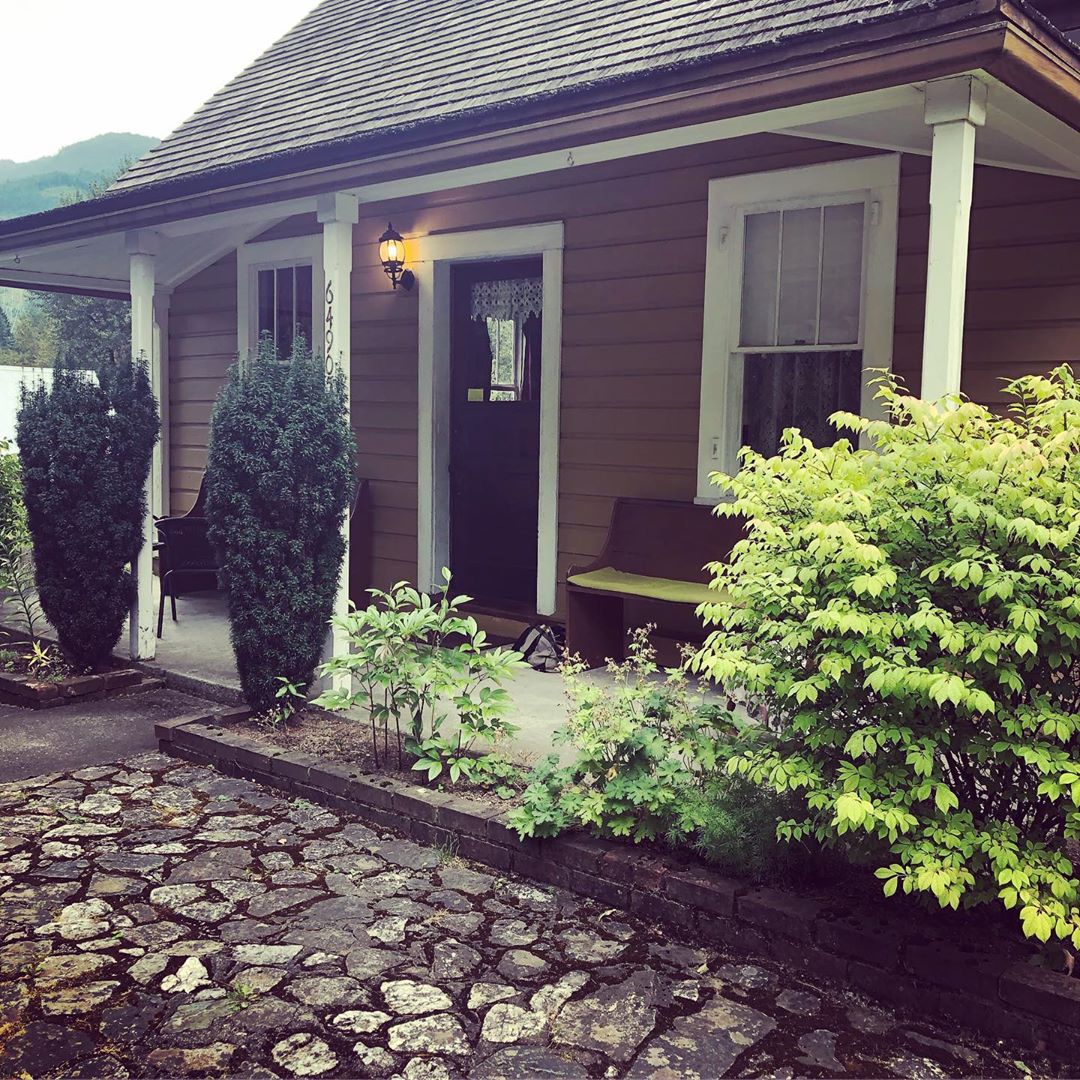 "We took off for some much needed R&amp;R. Beautiful place but wasn’t expecting our B&amp;B to be a museum."
⠀⠀⠀⠀⠀⠀⠀⠀⠀⠀⠀
historicyale.ca
⠀⠀⠀⠀⠀⠀⠀⠀⠀
📷: @lexjmarshall at the @johnnywardhouse
#HistoricYale | #YaleBC | #HistoricHome | #ExploreBC | #ExploreCanada