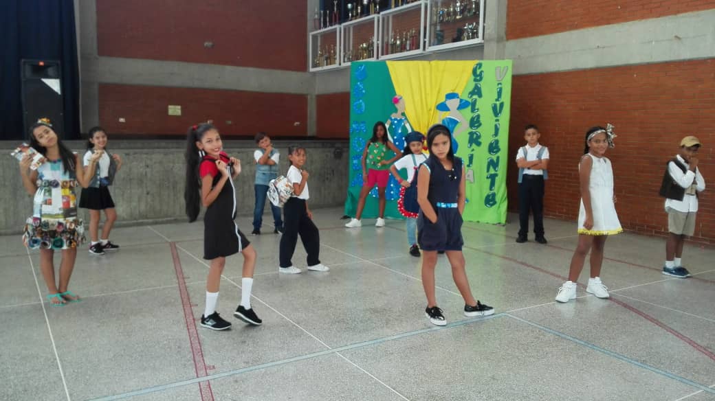 UEP_NSC's tweet photo. #19SEP2019 #Nsc Los estudiantes de primaria disfrutaron de una hermosa Galeria viviente de #Ecologia https://t.co/DrGSebkvnK