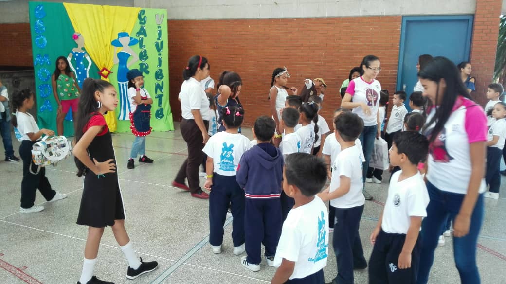 UEP_NSC's tweet photo. #19SEP2019 #Nsc Los estudiantes de primaria disfrutaron de una hermosa Galeria viviente de #Ecologia https://t.co/DrGSebkvnK