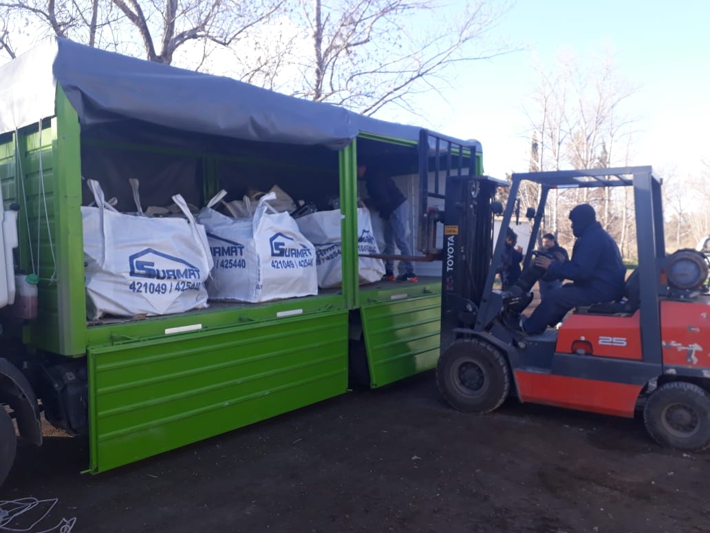 AmbienteRN's tweet photo. 💻♻️ #CAMPAÑA #RAEE enviamos desde Viedma con destino a Roca dos camiones completos con residuos de aparatos eléctricos y electrónicos provenientes de distintos organismos públicos. 
Estos residuos serán donados a la @FundGarrahan. https://t.co/CNQBp1jw70
