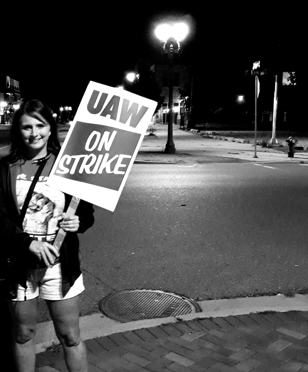 lwyeth24's tweet photo. Our temporary workers need a clear path to permanent status. They are being exploited and this is one of the reasons that #iStand The midnight shift! #GMinvestInUs #TeamUAW #2019strike #UAWstrong #StandWithUs https://t.co/F4DzFBp0Ol