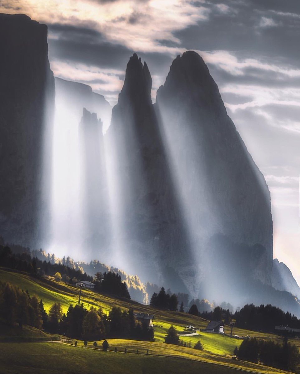 the_kelves's tweet image. Dramatic sunrise in Dolomites, Italy