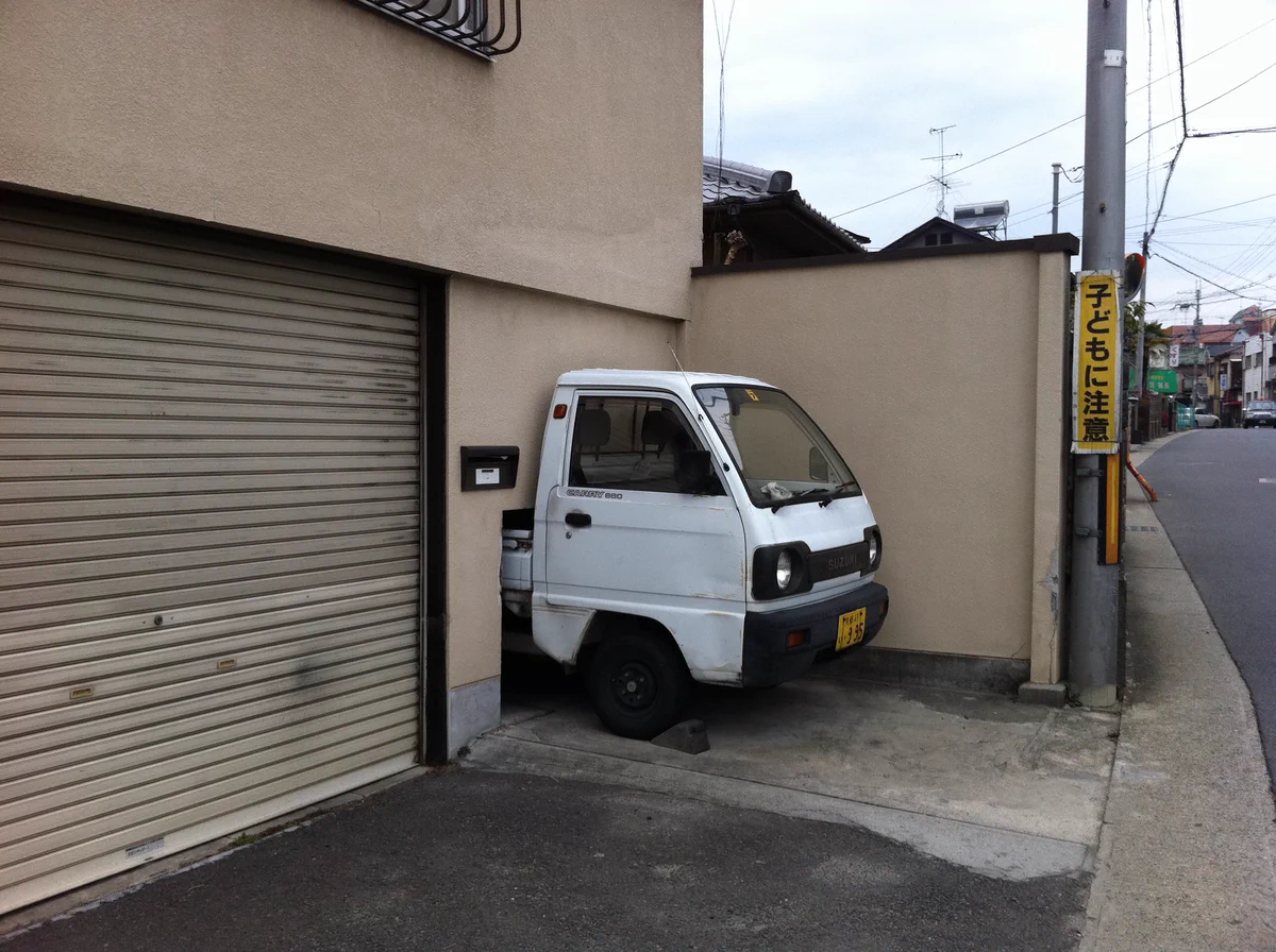 車庫入れの難易度高そうwwwタイト過ぎる駐車場が見つかるwww