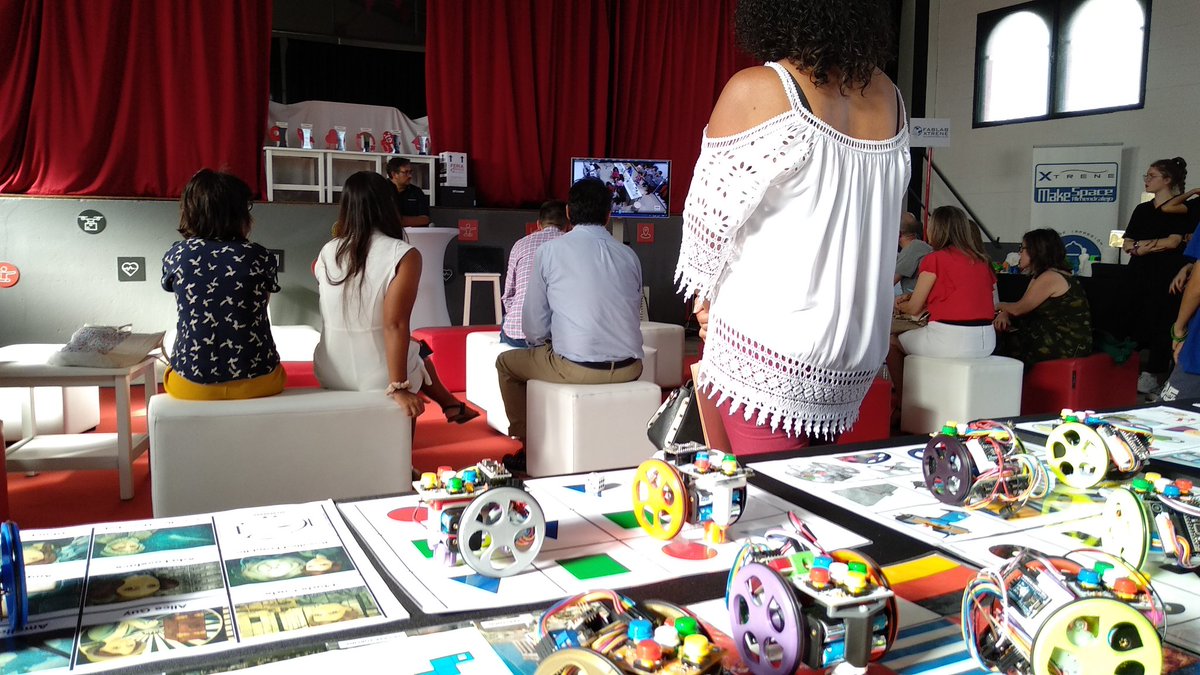 pablorubma's tweet image. Los @escornabot instalados en #DemolabMaker justo a tiempo para ver los vídeos de los proyectos 😄

Ven a jugar en el recinto ferial de Llerena viernes y sábado