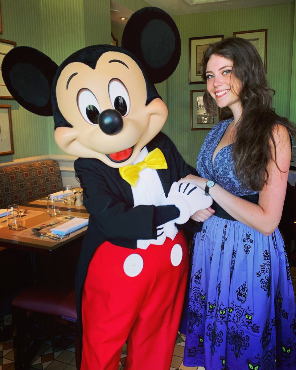 AudeFraineau's tweet photo. Mickey m’a demandée en mariage. 👰🏻 https://t.co/ptJBn4Zg8M
