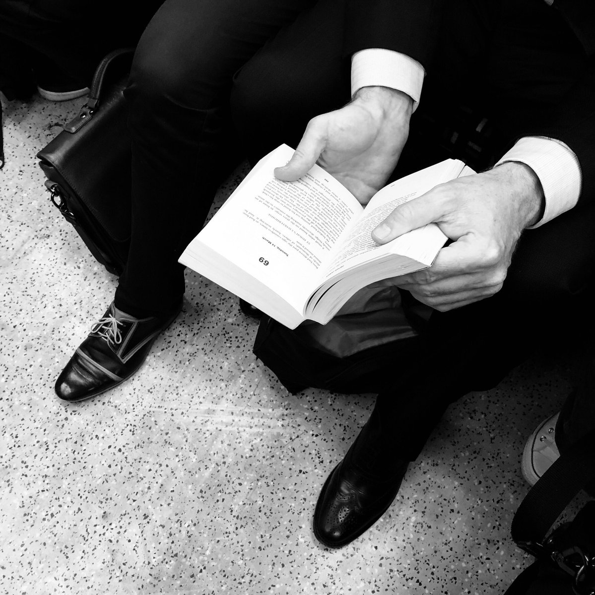 zinken's tweet photo. London #metroreading https://t.co/qdBOogzYYe