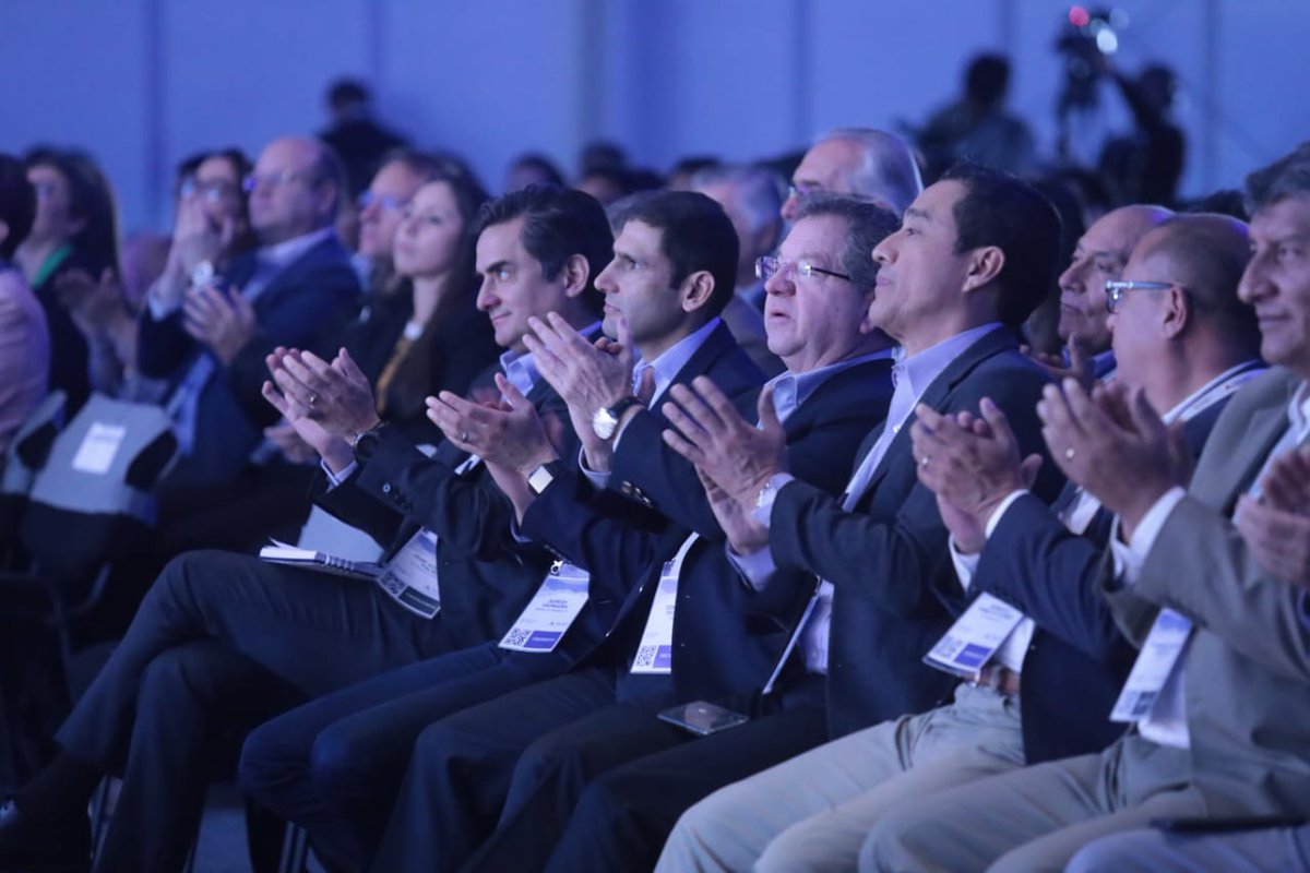 MinemPeru's tweet image. Ministro #FranciscoÍsmodes inicia su participacion en la #CumbreMinera del @PeruminOficial con la exposición "¿Cómo alcanzar la competitividad regulatoria?" #MineríaEsDesarrollo 

📹 Sigue la transmisión en vivo aquí: bit.ly/2kG5Hrr