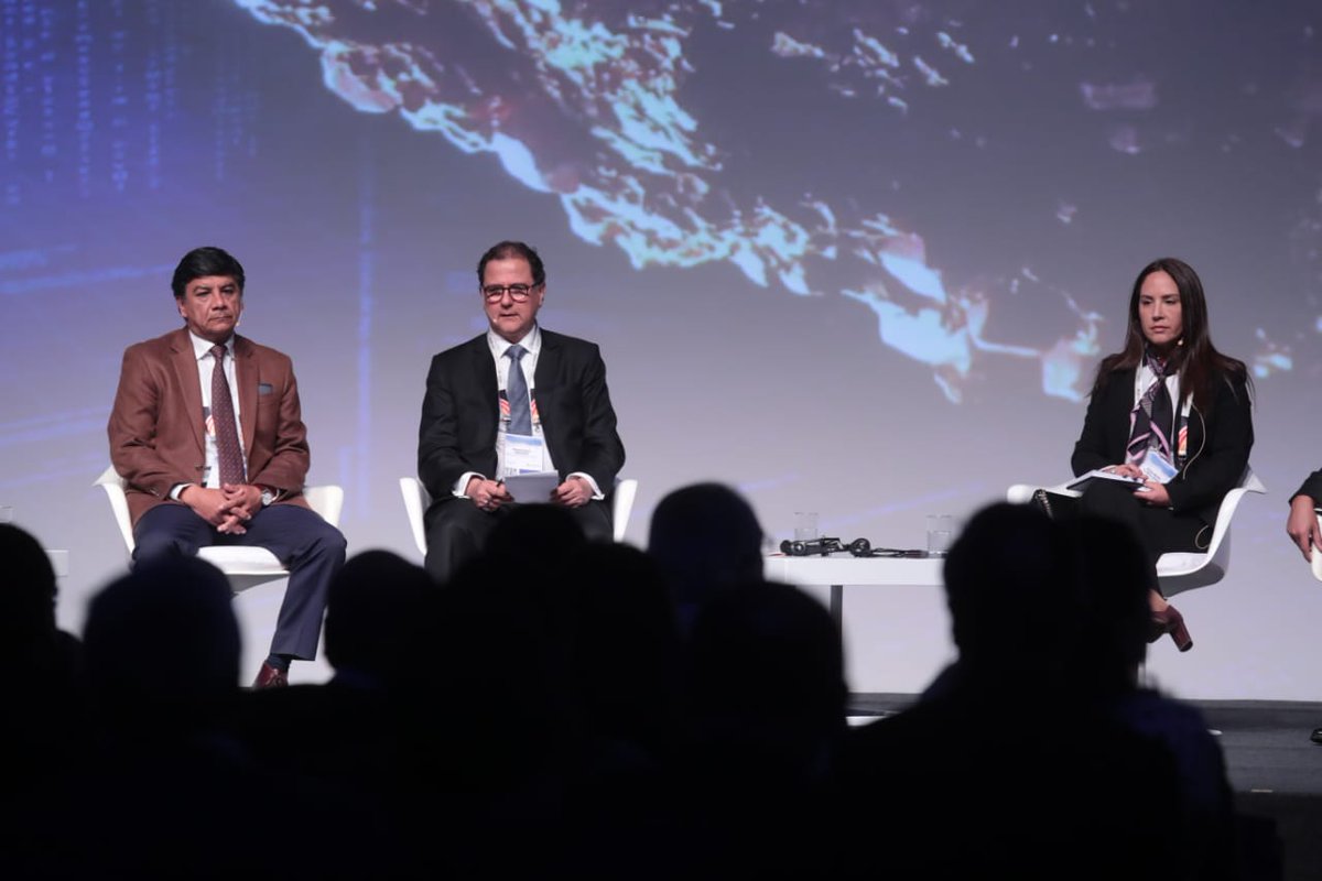 MinemPeru's tweet image. Ministro #FranciscoÍsmodes inicia su participacion en la #CumbreMinera del @PeruminOficial con la exposición "¿Cómo alcanzar la competitividad regulatoria?" #MineríaEsDesarrollo 

📹 Sigue la transmisión en vivo aquí: bit.ly/2kG5Hrr