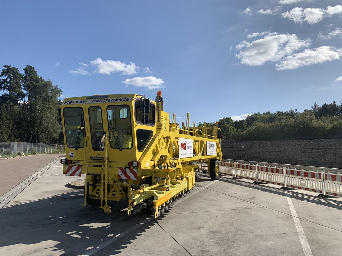 marjosalari's tweet photo. Ook de laatste demo dag langs de A9 München was zeer geslaagd. Ook nu weer waren de genodigde zeer geïnteresseerd en hebben het omzetten van het QMB system zelf kunnen ervaren. De machine staat weer geparkeerd tot november wanneer we de eerste fase in het werkvak zullen uitvoeren https://t.co/PKvF5eLC9P