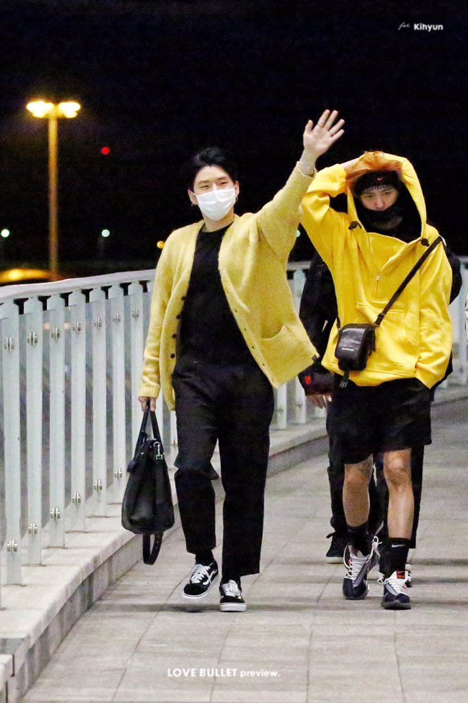 kihyun's hair is as dark as the night sky i love it 😍