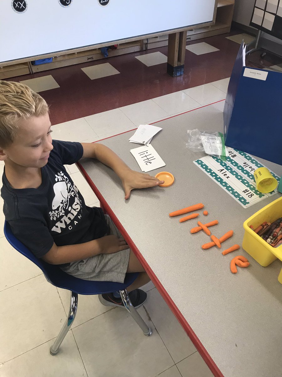 MsSaulsFirsties's tweet photo. Using play dough to practice our differentiated sight words! Such an amazing way to help us learn (and fun too!) #engage109 #sp109 https://t.co/BiljPnKewJ