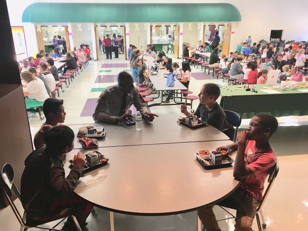 smithfield_west's tweet photo. What a wonderful lunch date with Trooper Mobley! Positive community connection for Ss who are doing great things. #wsetogether https://t.co/fbPg3J4DvC