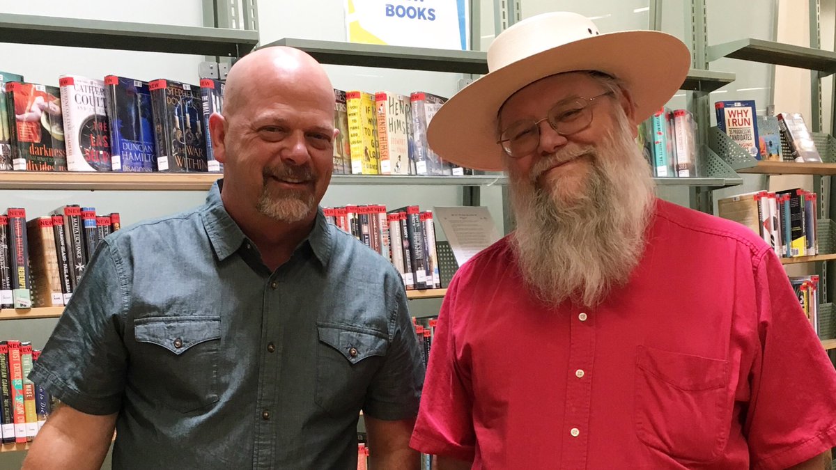 hendersonlibs's tweet photo. Guess who stopped by the library today? Local celebs Rick Harrison and Mark Hall-Patton!
#hendersonlibraries #rickharrison #markhallpatton #beardofknowledge https://t.co/GEa93BI9zb