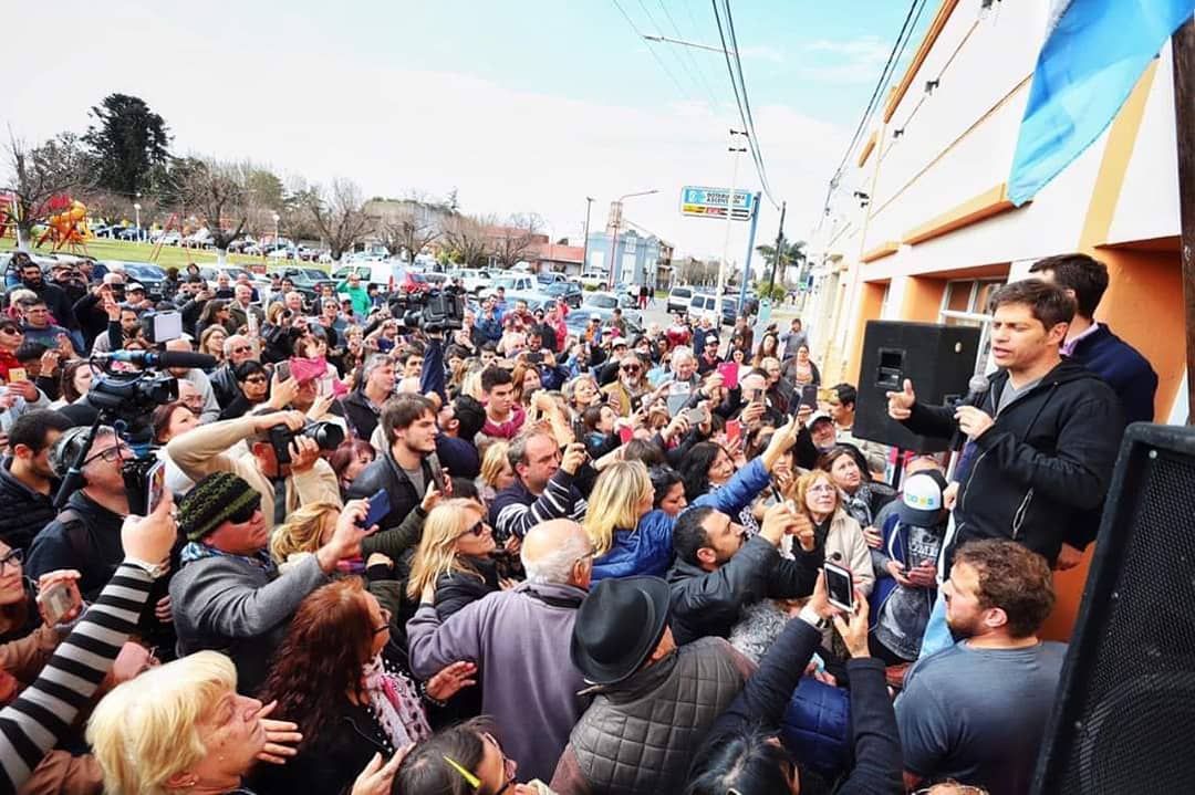 ARZurro's tweet photo. @kicillofok en #Arenales: "En cualquier rincón de la Provincia si pedimos que levante la mano a quién le está yendo bien,nadie la va a levantar porque a todos les está yendo mal,mucho peor que antes. Vamos a construir un gobierno de todos,para todos y con TOD☀S"
#EmirIntendente https://t.co/ieoAFU3T4H