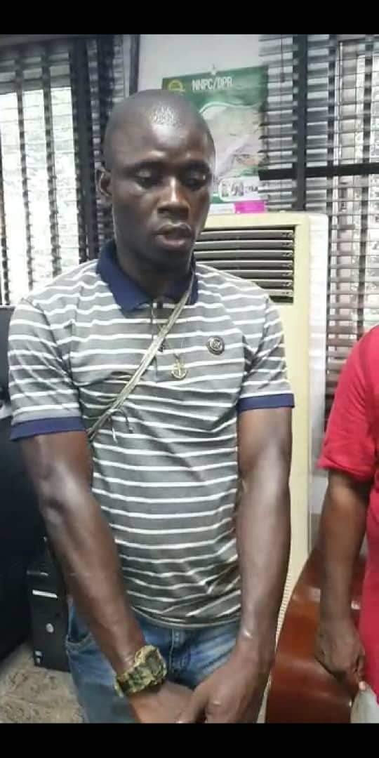 hotjist's tweet photo. JUST IN: POLICE FINALLY APPREHEND THE CULPRIT BEHIND PORT HARCOURT SERIAL KILLINGS
https://t.co/5OCvAtmv34
.
#hotjist #hotgist #soceitynews #soceitygist #SerialKiller #PHSerialKiller #PHSerialKilling #CCTV #Cultist #SayNoToCultism #RitualKilling #portharcourt https://t.co/bgGbmaOB0W