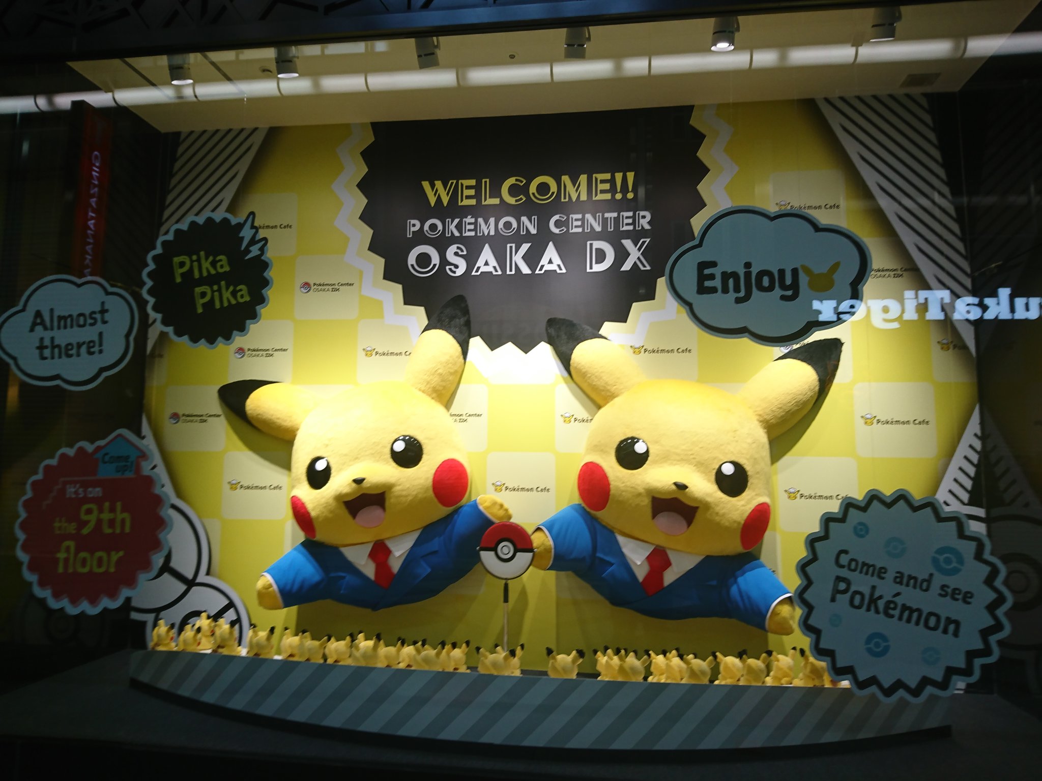 タカピカ A Twitter 大丸心斎橋店の前に到着しました 入口前の漫才ごっこのピカチュウがかわいいです ポケモンセンターオーサカdx タカピカ A Twitter 大丸心斎橋店の前に到着しました 入口前の漫才ごっこのピカチュウがかわいいです ポケモンセンターオーサカdx