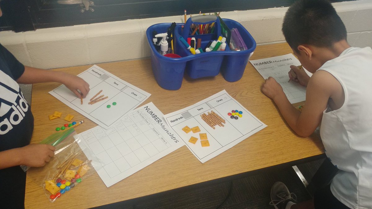 Robyn_2ndGrade's tweet photo. Thanks for the idea @blbrownlee the kids had so much fun! #dhefamily https://t.co/Vkv4h6gJLN
