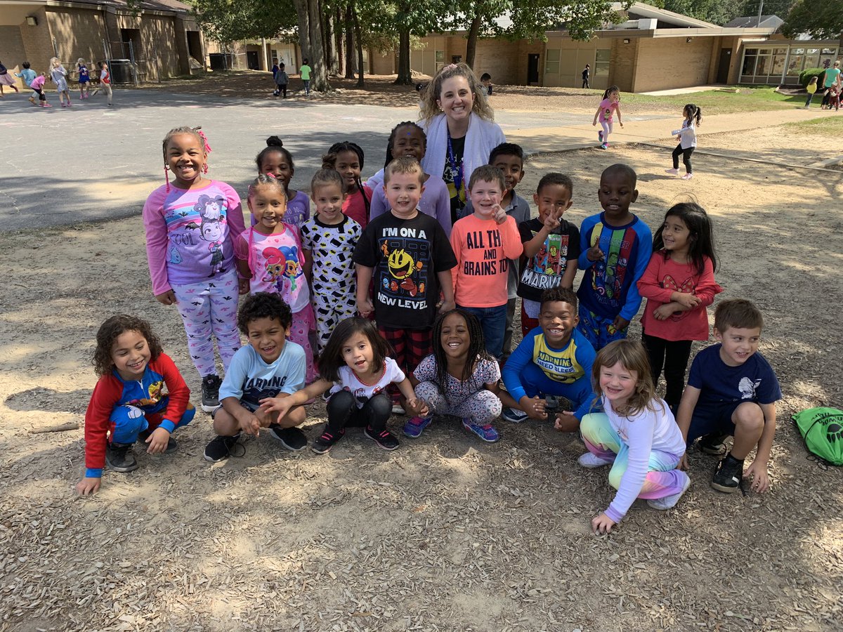 MsPaulusPups's tweet photo. The pups earned 20 stars for being responsible and respectful so we had a Pajama Day! @BellwoodBulldog #bwes #kindercrew #kpups #oneccps #welcometomycrazyworld https://t.co/3OBZVJ7NIf
