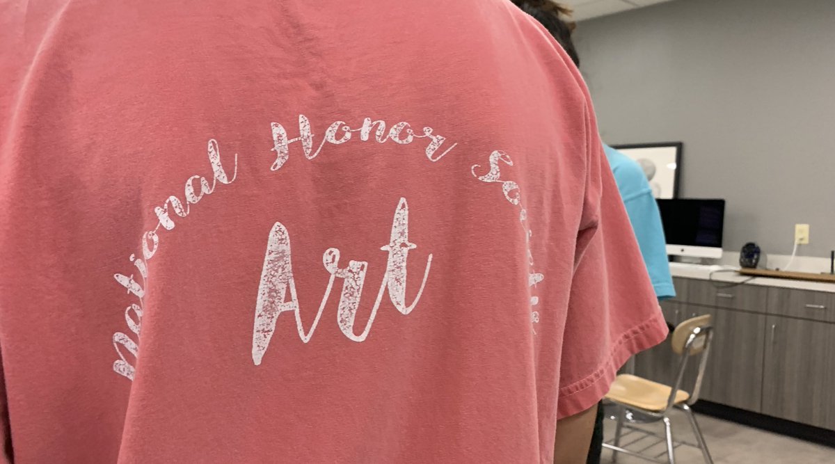 m_hauske's tweet photo. First National Art Honor Society meeting of the year. It is packed in here! Welcome new members to NAHS #CHSArt #CHSHome #CHSNAHS https://t.co/kHwQWZnyQw