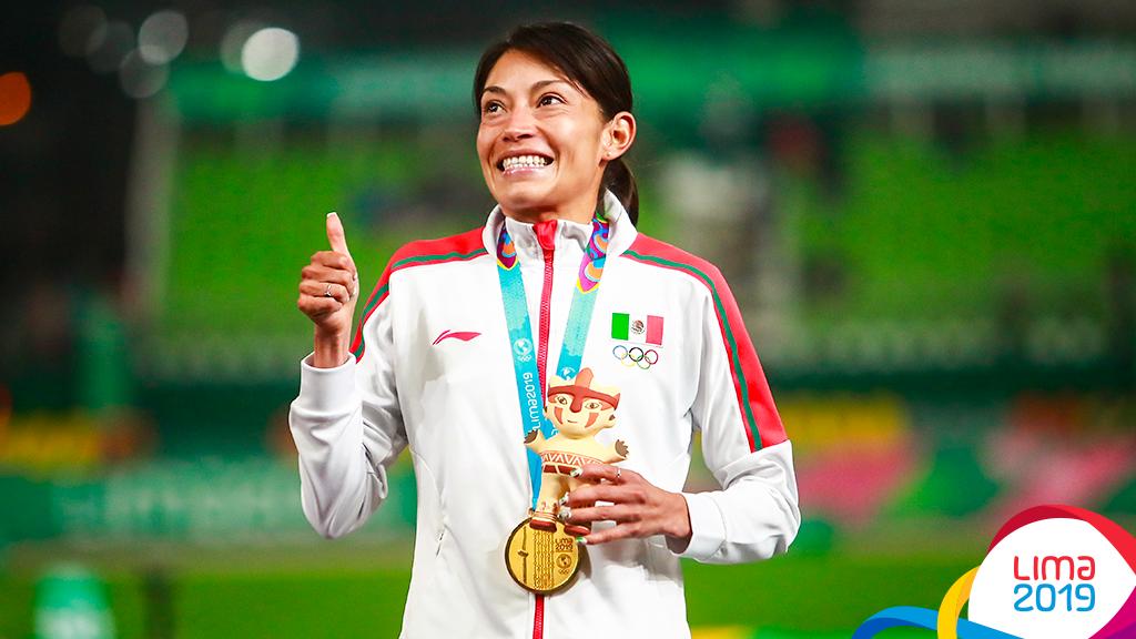 Laura Galván 🇲🇽 ran at top speed and filled the Athletics stadium with color as she claimed the gold medal in the 5000 meters. 🥇🎉 Did you know she was only 5 seconds short of setting a new Pan American record? 😱🙌🏼 📸 Héctor Vivas / News Service Lima 2019