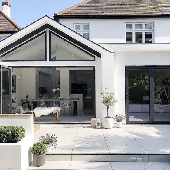 IN_VEKA's tweet photo. If in doubt, go all out... Credit to Samantha Jones for providing us with ultimate house envy! 😍 

Create your dream home - https://t.co/QeqCZUfPcp

#Bifolds #Insideoutliving #Dreamhome #Homeproject https://t.co/sAvjl623wI