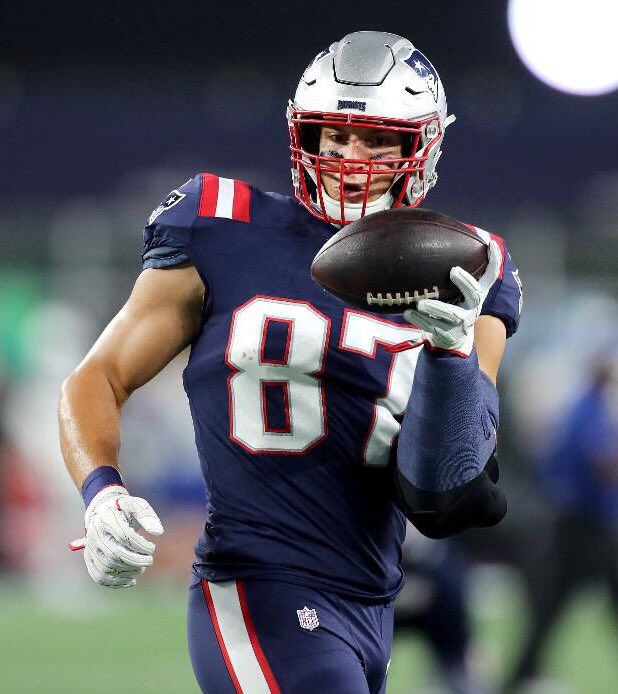 CullerSports's tweet photo. Better TE in their prime? 

Like - Tony Gonzalez 
RT - Rob Gronkowski

#InBrotherhood #GoPats https://t.co/MWULf8GWl5