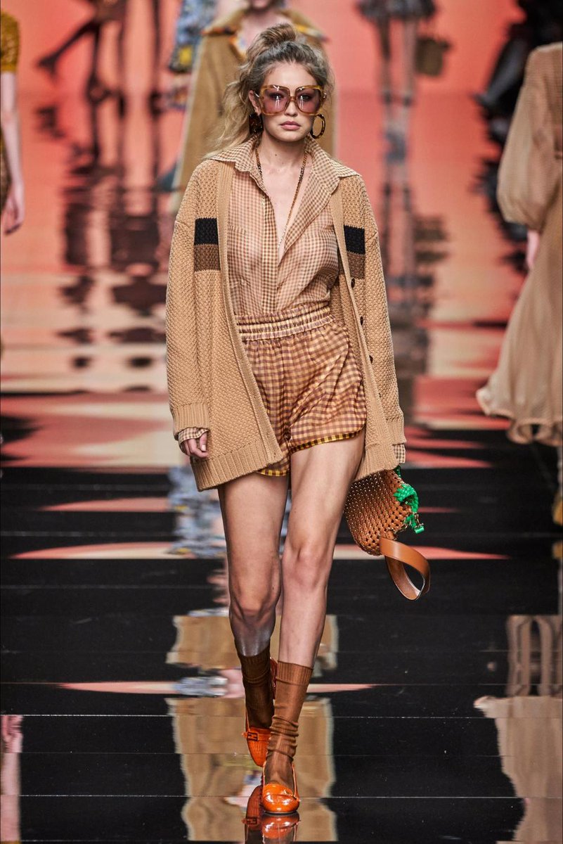 vogue_italia's tweet image. Favolosa @GiGiHadid in passerella per @Fendi a Milano #MFW bit.ly/2vbm4h8