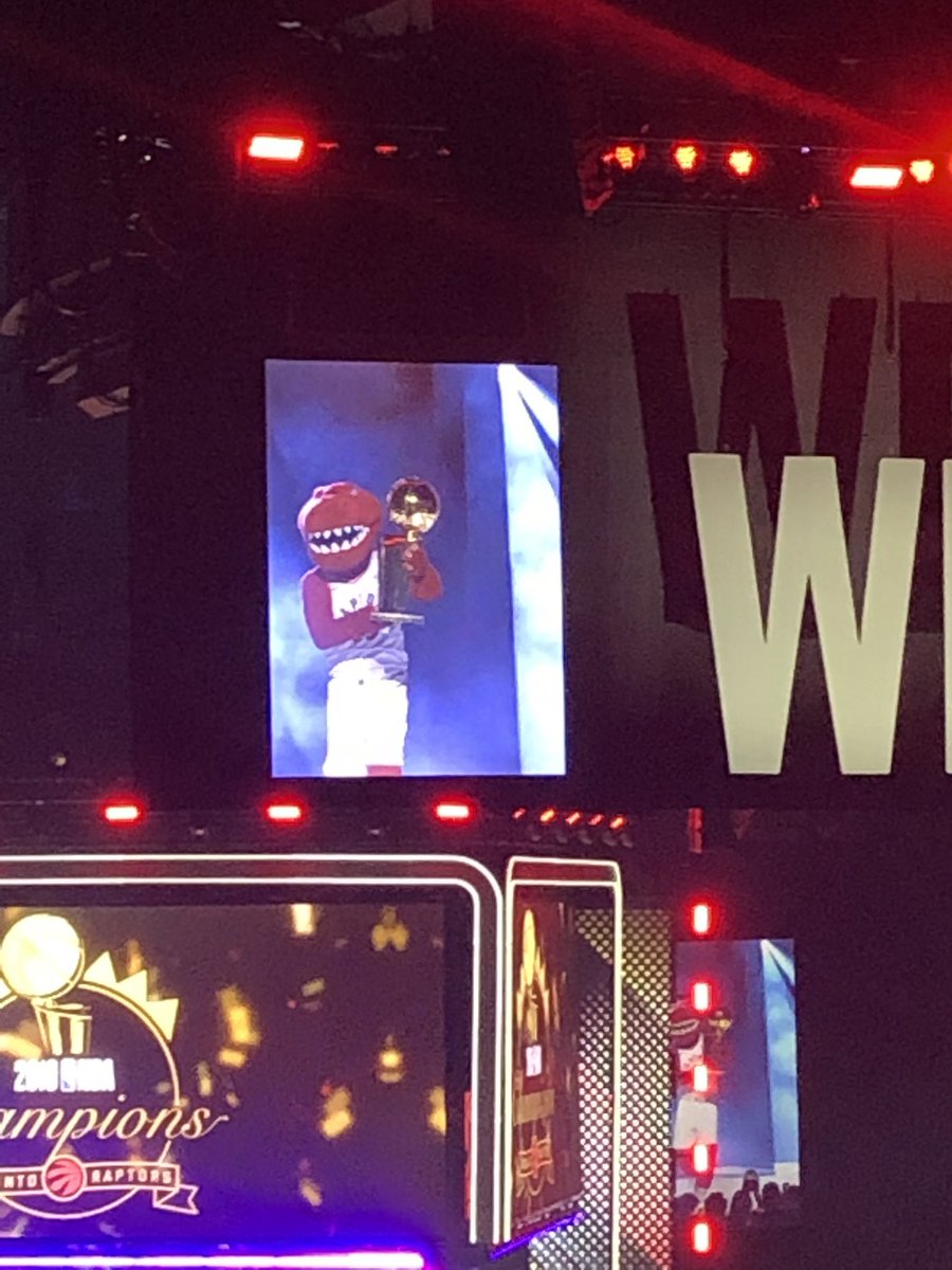 #WeDayToronto <a href="/RHL_Inspire/">Robert H Lagerquist</a> <a href="/PeelSchools/">Peel District School Board</a>   What a great day for our students. Amazing way to ignite change in our youth!