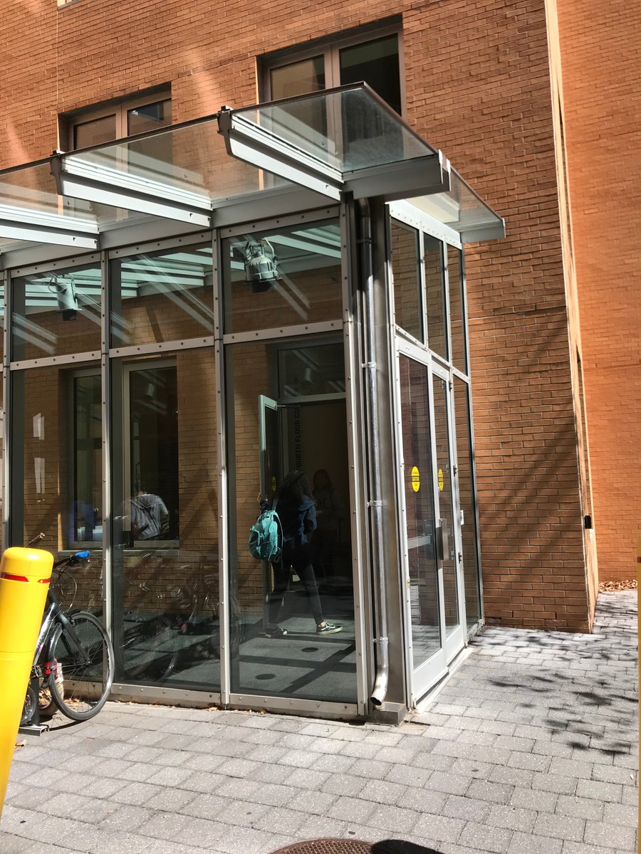 shu4603's tweet image. Many of Stata&apos;s entrances have two sets of doors. Apparently this helps prevent heated/cooled air on the inside from rushing out. Unlike the revolving doors of Building 46, this solution disrupts the flow of movement in &amp;amp; out of the building #modernsystem, but not #unityandflow