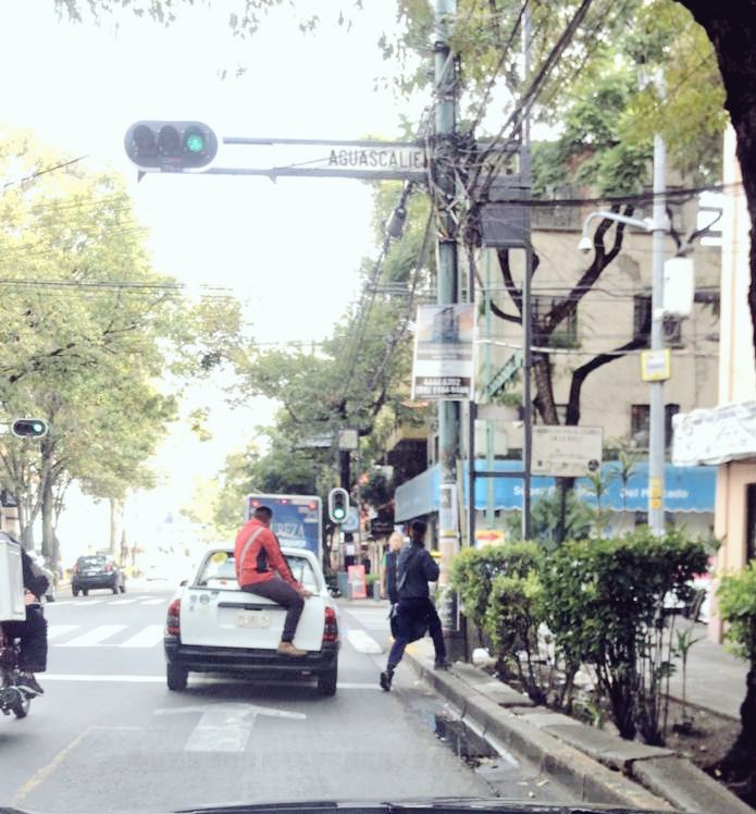LizPalmaD12's tweet photo. Siguen llenando de basura el mobiliario urbano y calles de Roma Condesa, lo hacen a toda hora del día en total impunidad, se solicita apoyo brindando información específica de su ubicación y no se toman acciones para remitirlos a juez cívico @UCS_GCDMX @SSP_CDMX @JusticiaCivica https://t.co/QjfEz0D0v4