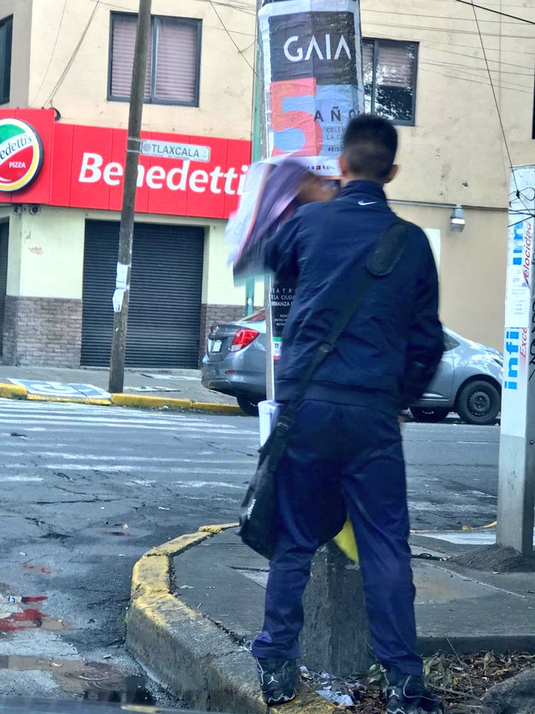LizPalmaD12's tweet photo. Siguen llenando de basura el mobiliario urbano y calles de Roma Condesa, lo hacen a toda hora del día en total impunidad, se solicita apoyo brindando información específica de su ubicación y no se toman acciones para remitirlos a juez cívico @UCS_GCDMX @SSP_CDMX @JusticiaCivica https://t.co/QjfEz0D0v4