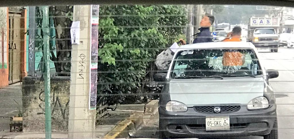 LizPalmaD12's tweet photo. Siguen llenando de basura el mobiliario urbano y calles de Roma Condesa, lo hacen a toda hora del día en total impunidad, se solicita apoyo brindando información específica de su ubicación y no se toman acciones para remitirlos a juez cívico @UCS_GCDMX @SSP_CDMX @JusticiaCivica https://t.co/QjfEz0D0v4