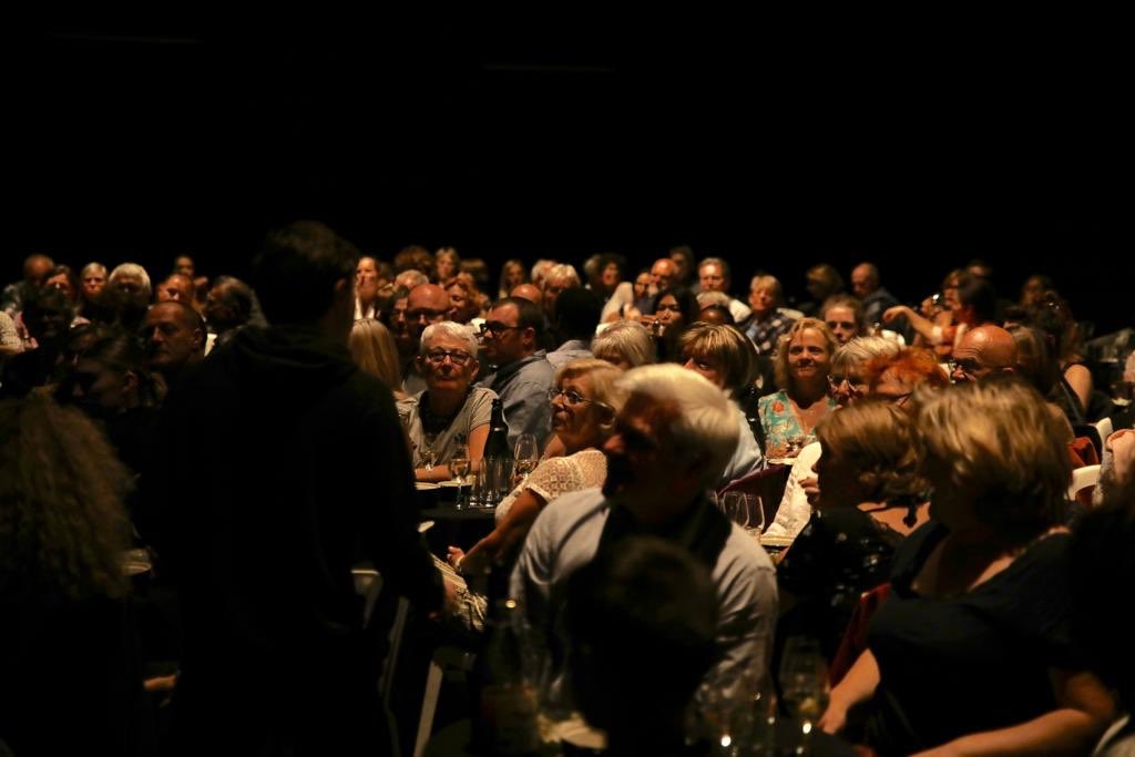 valdereuil_info's tweet photo. Salle comble au théâtre de l’Arsenal à @valdereuil_info pour la première soirée -pleine de surprises - d’une saison - pleine de surprises. #culture #presentationdesaison https://t.co/dZ8CHu1qgg