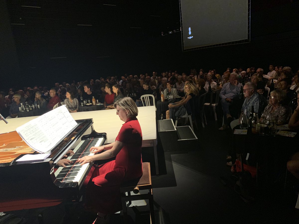valdereuil_info's tweet photo. Salle comble au théâtre de l’Arsenal à @valdereuil_info pour la première soirée -pleine de surprises - d’une saison - pleine de surprises. #culture #presentationdesaison https://t.co/dZ8CHu1qgg