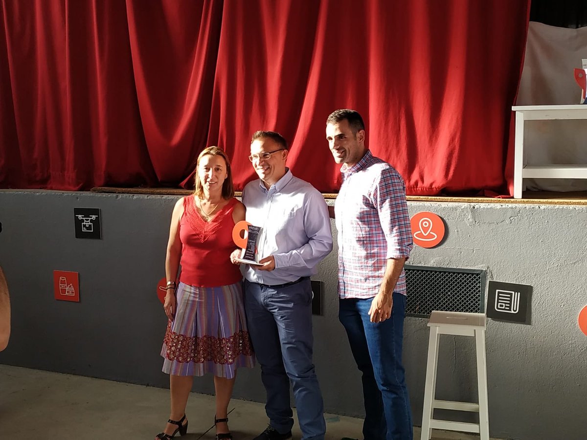 EsDigitalex's tweet image. Recibimos el Premio 👏👏👏#DEMOLABMAKER categoría “Bellota - mejor proyecto para fijar población” por el Laboratorio Social Digital lab.nccextremadura.org #CETEIS @DipdeBadajoz @Llerena_Ayto