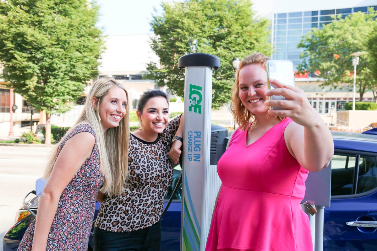PowerScoppechio's tweet photo. We're participating in #EVSelfie for National Drive Electric Week, at one of @lgeku's 20 public charging stations ๐โก๏ธ https://t.co/tzE8sghJhS
