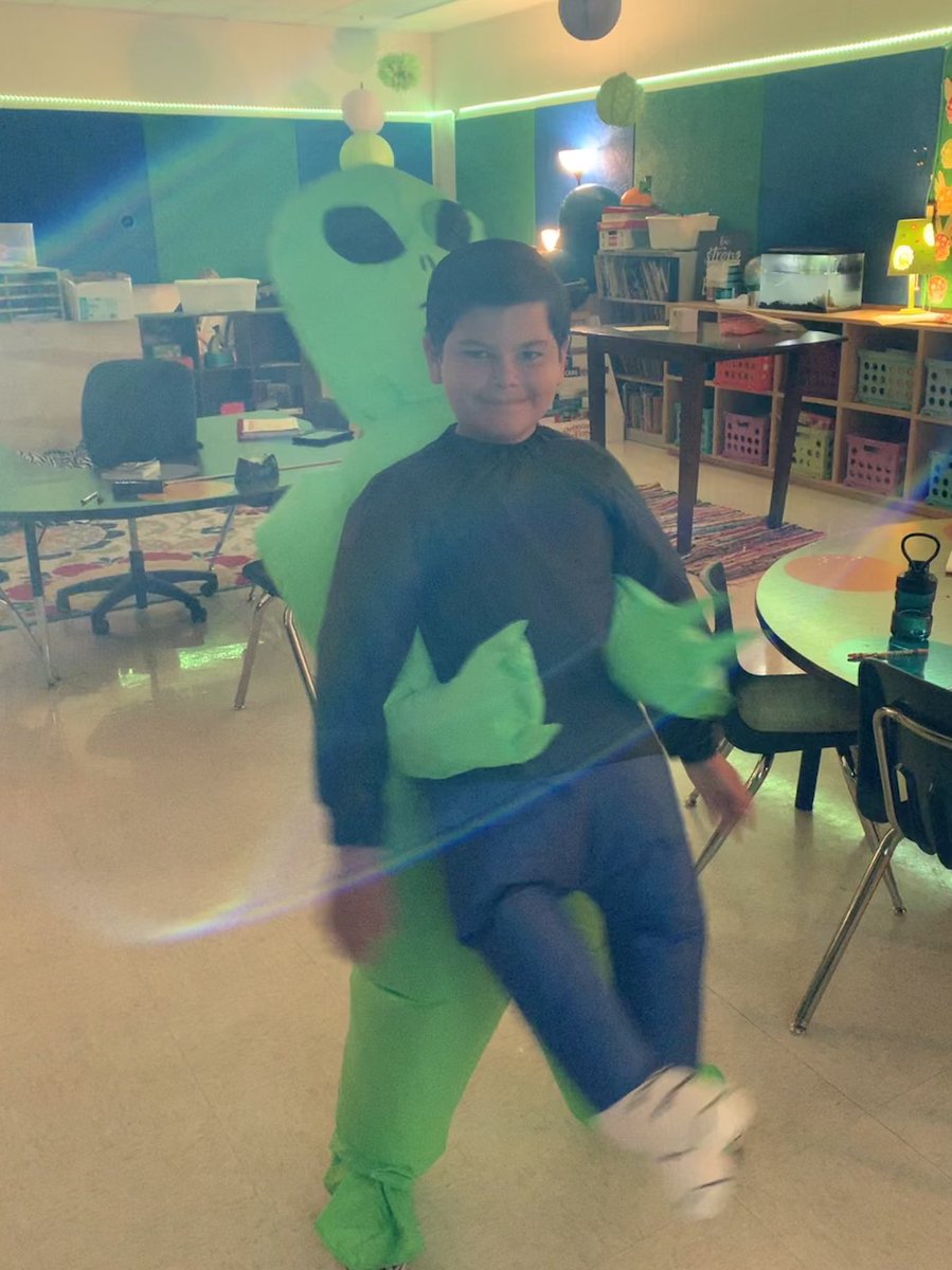 mitchelanette's tweet photo. We are having a blast at Taylor Creek today! So many awesome activities have these two super excited! #RockYourSchool #ThinkBigLISD @LampasasTCE  @LampasasISD https://t.co/2HN0SMdX29