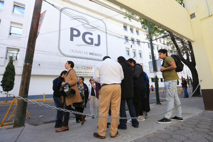 lajornadaonline's tweet photo. #CiudadPerdida, columna de Miguel Ángel Velázquez | Hay indicios de que dentro de la policía y la procuraduría están incrustados altos mandos de las bandas del crimen organizado que delinquen en la Ciudad de México.
https://t.co/tf8Ioe4J3Q https://t.co/ZqVg9TS9Ur