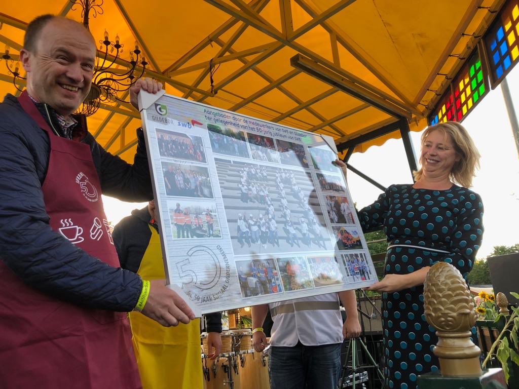 MHeuw's tweet photo. Vandaag vierden medewerkers en bestuur samen het vijftigharig bestaan van ons sociaal-werkleerbedrijf @swb074 en @gildebor074. Trots op het #belangrijkwerk dat dagelijks voor onze gemeenten en regio wordt verricht. Samen op naar de volgende vijftig jaar! https://t.co/WqM2nEtSCw