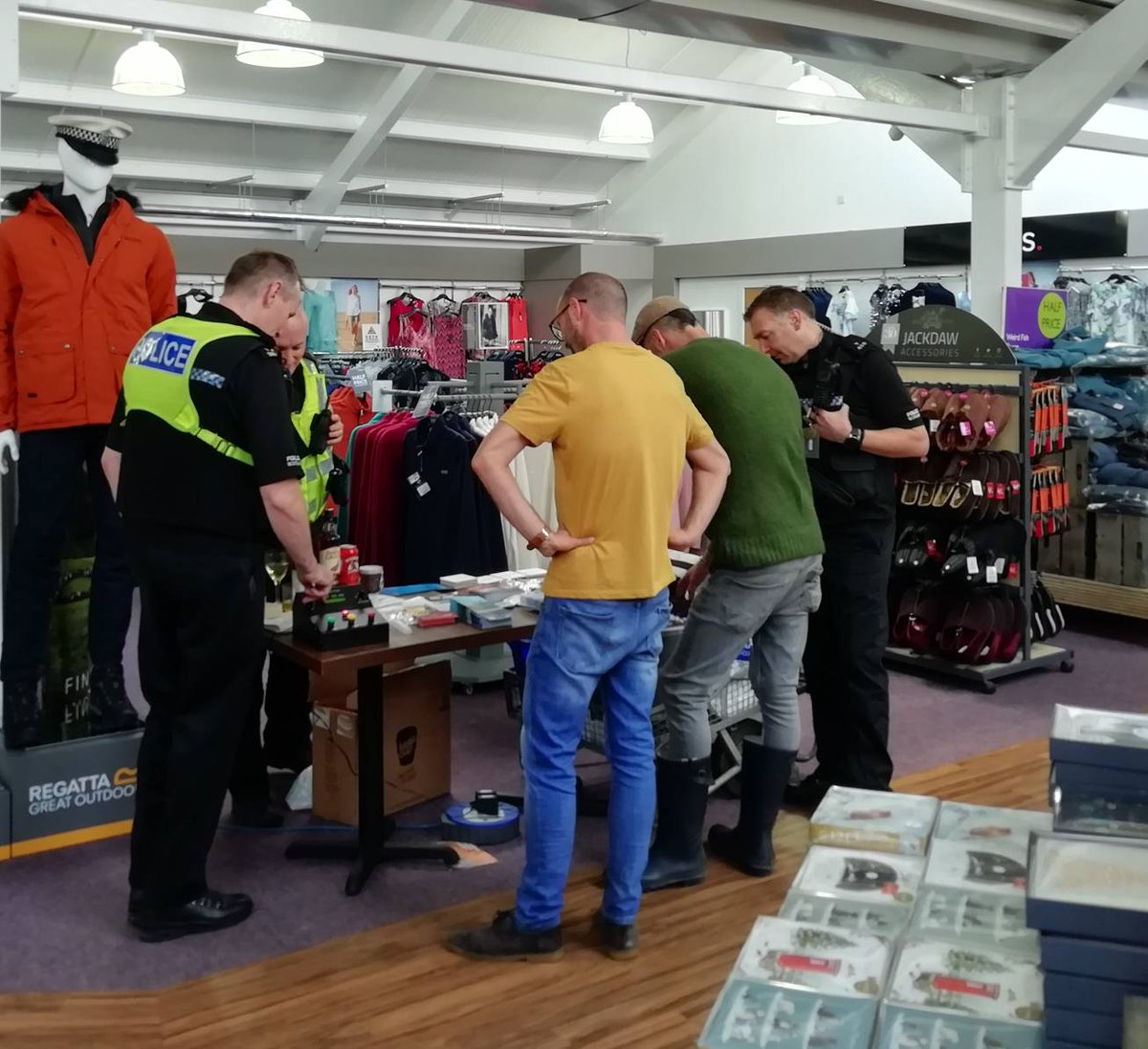 PSOSRoads's tweet photo. Officers from #EDivRP and #JDivRP spent the day at Mortonhall Garden Centre chatting with older drivers, offering advice, answering questions and testing reaction times and eyesight. Great to meet so many people, and thankfully no licences taken away!
#KeepingPeopleSafe https://t.co/As9xa1LxLO