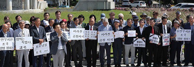 나라가 왜, 이렇게 돼 가느냐 하면 남을 못살게 하고 죽여 놓은 거기에 동참을 하고 있기 때문이다.
남을 못살게 하고 죽여 놓은 자를 영웅으로 알고 있기 때문이다.
그런 자를 영웅으로 알며, 쉬쉬거리기만 하고 있으니 너도나도 죽어가는 것이다!
그러면서도 끝끝내 죽일 기회나 노리니 더한 것이다.