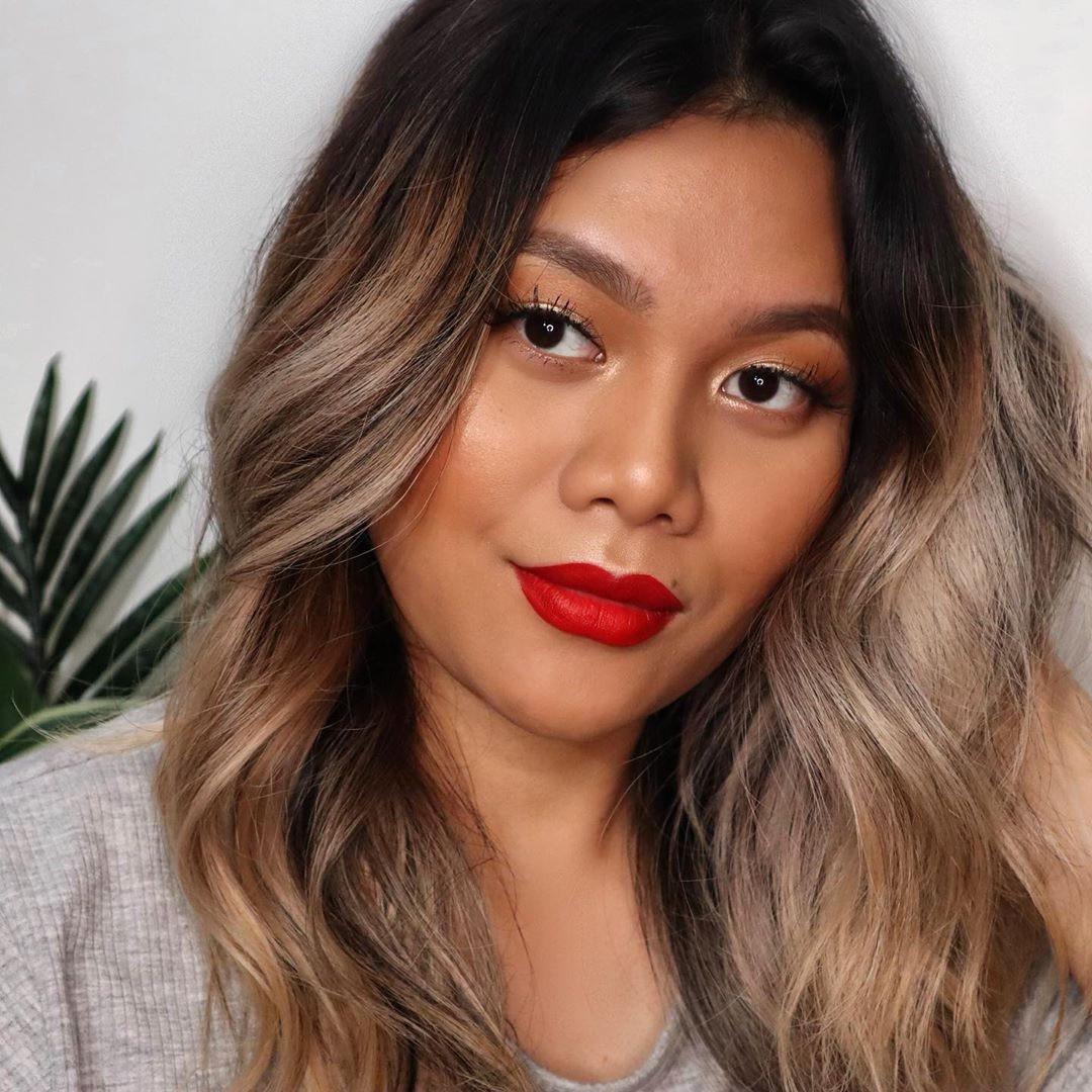 Ready to slay the day 💋
@stephanieteap wearing our highlighter in Glided Honey.

#lauragellerbeauty #motd #beautygurus