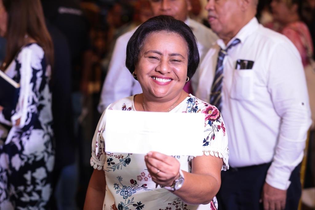 ¡Promesa cumplida! Hoy pagamos 15 millones de balboas adeudados desde hace 19 años a más de 22 mil docentes. En 80 días cumplimos con la mitad de la deuda que administraciones pasadas olvidaron. Los docentes son el motor de la educación y esa es nuestra ⭐️. #UnidosLoHacemos