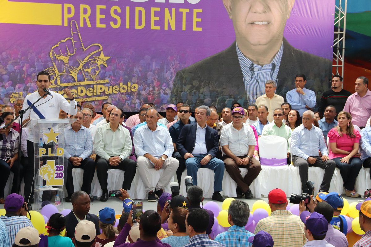 FPcomunica's tweet photo. El primer voto es como el primer beso, no se olvida y no se le da a cualquiera, y por tal razón la juventud de #LaFuerzaDelPueblo votará por @LeonelFernandez, expresó el alcalde más joven, @Joseeabud.
#LeonelEnSalcedo https://t.co/dZJ4WMkuvG