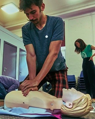 mcdfirstaid's tweet photo. If someone isn't breathing, you need to perform #CPR before the #ambulance or #defib arrives in order to give them the best chance of surviving.
Click the link learn more:
https://t.co/Q9Qs3WnfLH
#FirstAid #AED #Defibrillator #health #business #FirstAidAdvice https://t.co/2vumiPnFqm